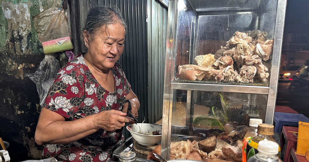 Cháo đêm kỳ lạ ngay trung tâm TP.HCM: Bà chủ… 'siêu nhân' một mình bán đến 4 giờ sáng