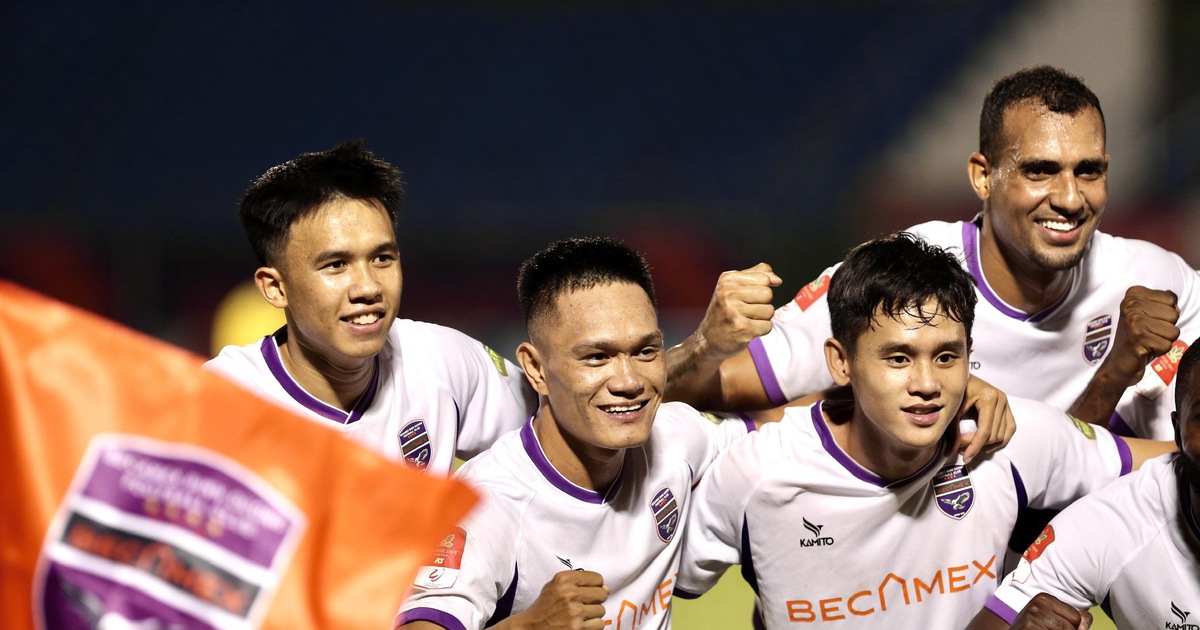 Sao trẻ đội tuyển Việt Nam tỏa sáng, HLV Huỳnh Đức cùng CLB Bình Dương vững ngôi đầu