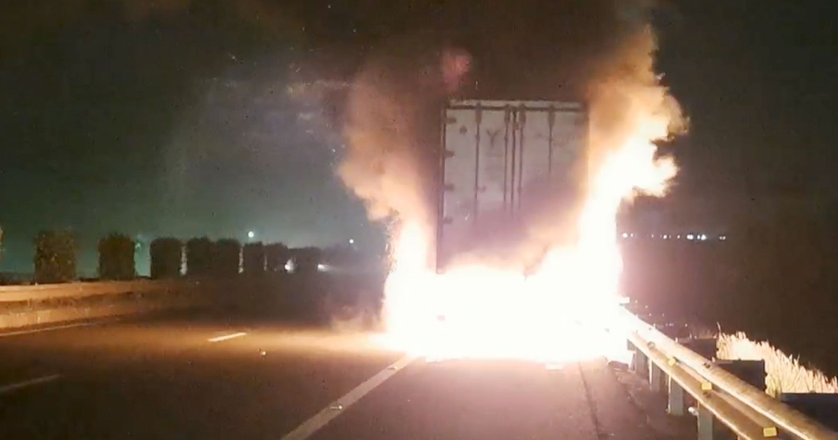 Kẹt xe nặng nề vì xe container bốc cháy trên cao tốc TP.HCM - Trung Lương