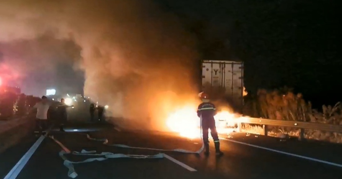 Xe đầu kéo chở container bốc cháy ngùn ngụt trên cao tốc TP.HCM - Trung Lương