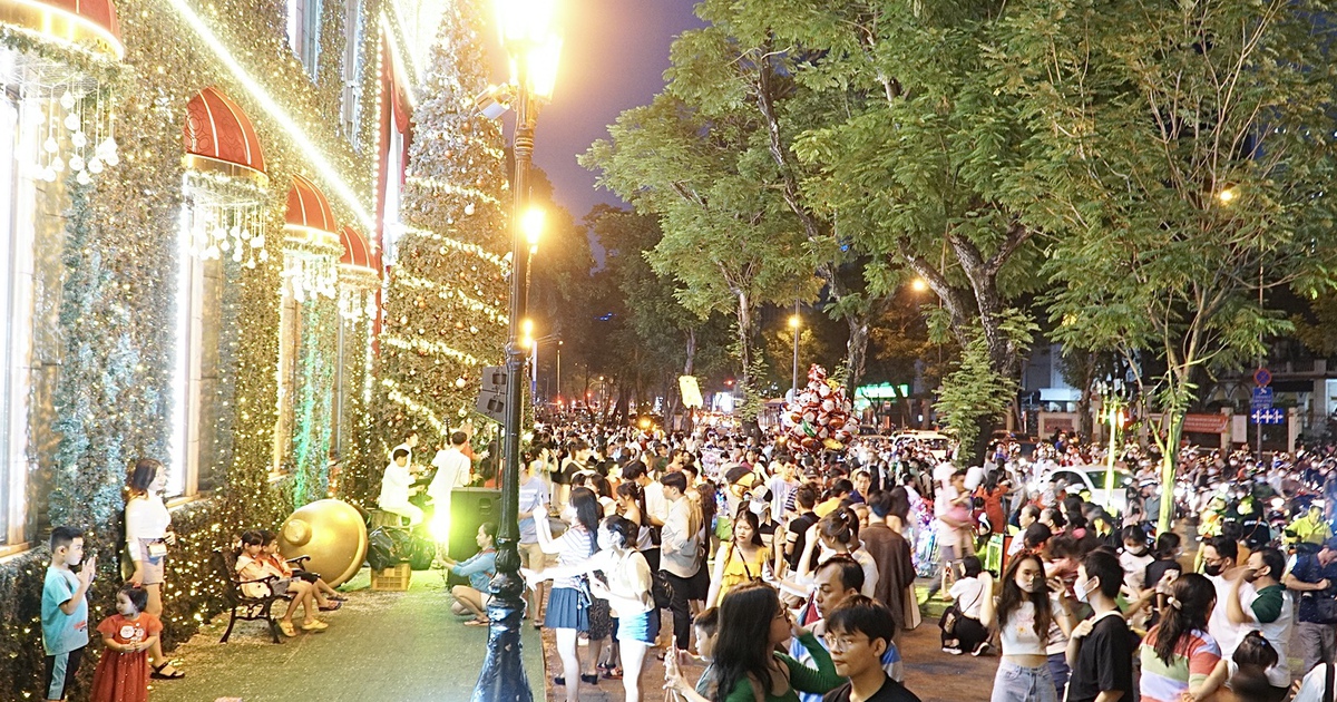 Dòng người đổ dồn về trung tâm thành phố đón Giáng sinh