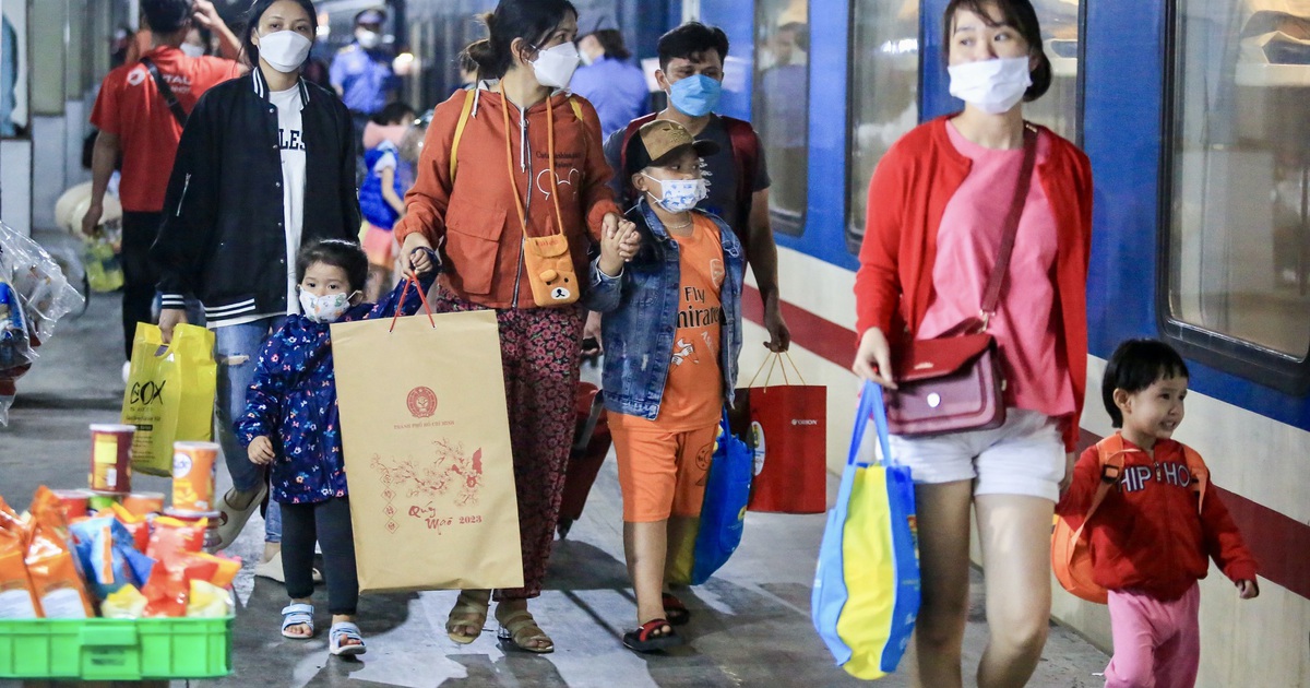 Choáng với vé tàu tết, nhiều chặng đắt hơn vé máy bay