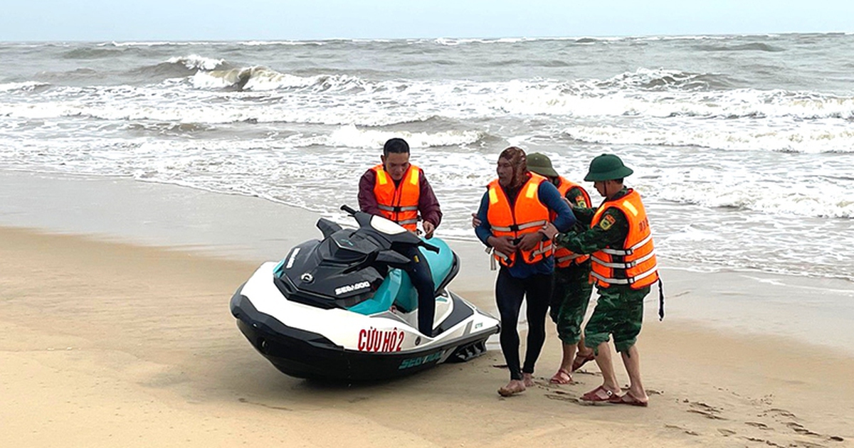 Quảng Bình: Cứu 4 ngư dân gặp nạn