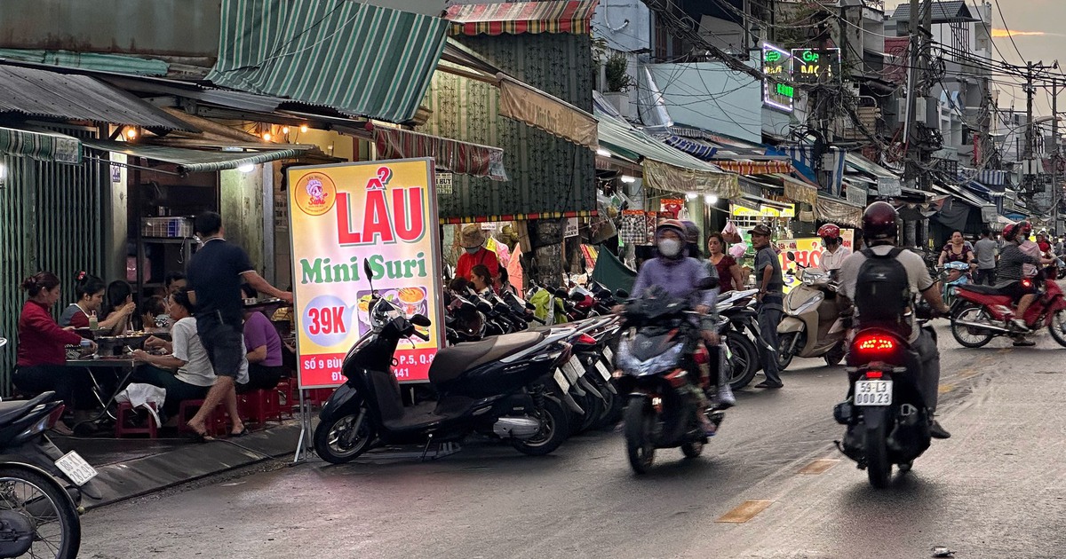 Người dân TP.HCM thắt chặt hầu bao, bớt ăn quán 'sang chảnh' để dành sắm tết