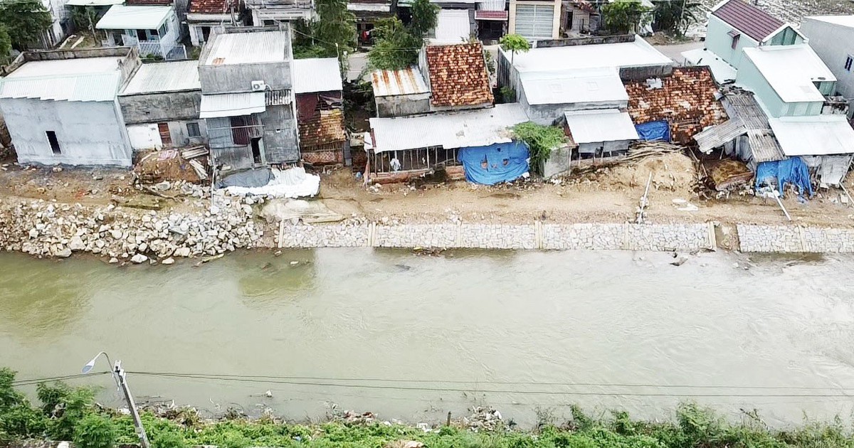 Lấn chiếm lòng sông khi gia cố đê