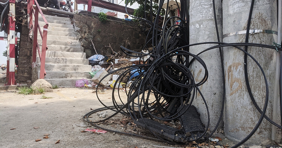 Dây cáp rối như mạng nhện rủ xuống đường
