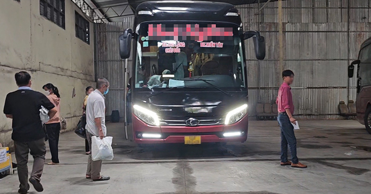 Nhức nhối xe dù, bến cóc tại TP.HCM: Bến xe 'lụi' hoạt động công khai