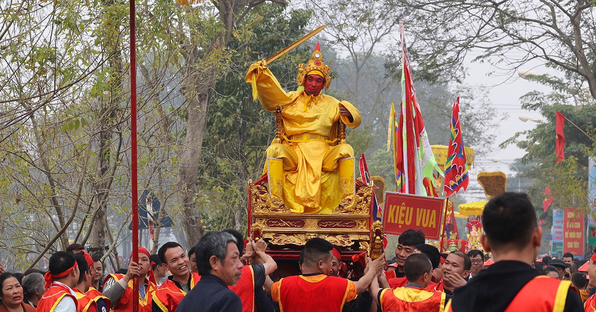 Lễ hội rước 'vua, chúa sống' có một không hai ở ngoại thành Hà Nội