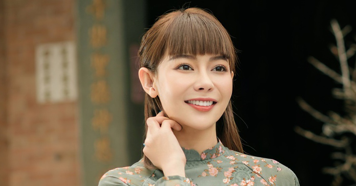 Hoa hậu Hải Dương khoe vẻ đẹp trẻ trung trong tà áo dài