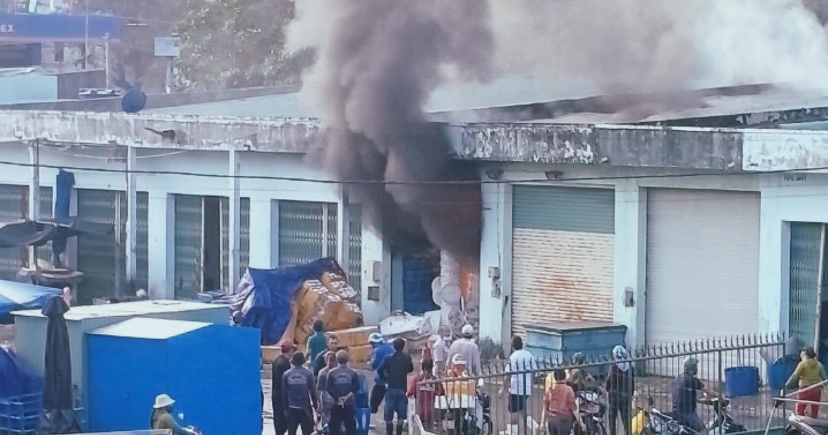 Bình Định: Cháy kho hàng ở cảng cá Quy Nhơn làm 2 người bị thương