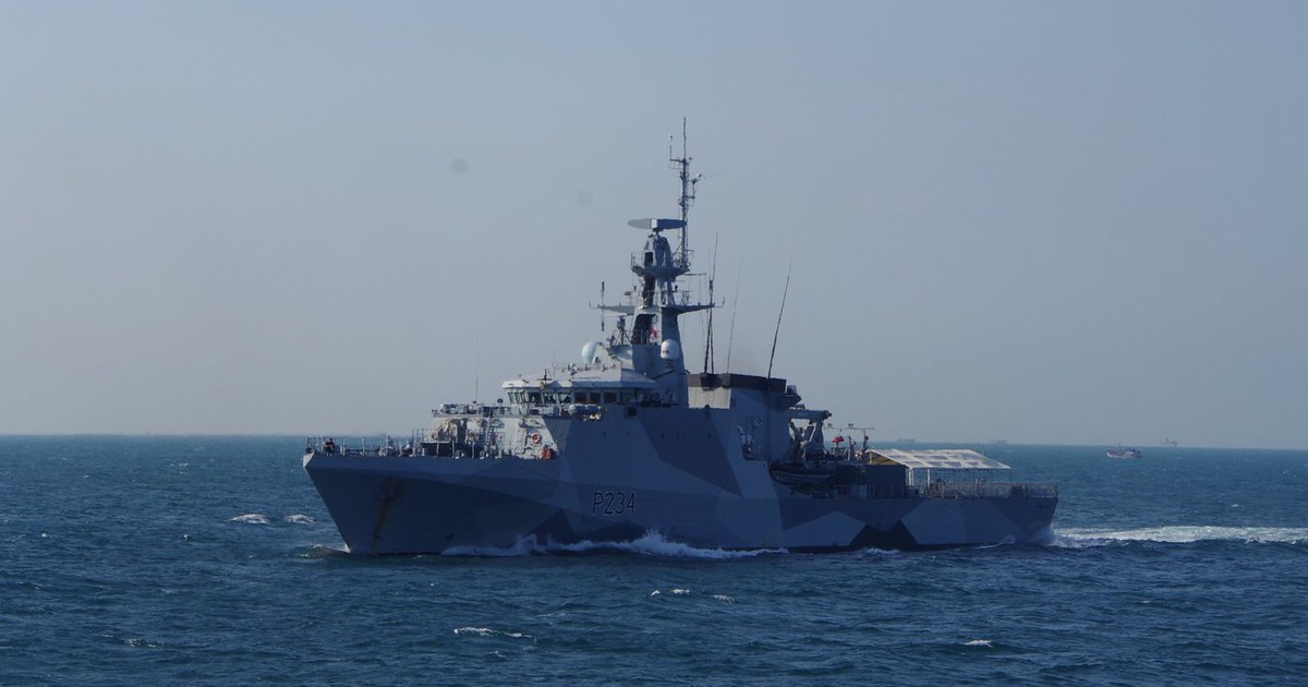 Tàu tên lửa Việt Nam luyện tập chung với tàu Hải quân Hoàng gia Anh