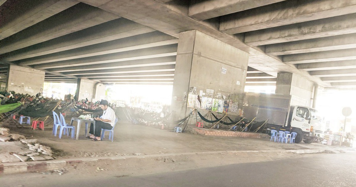 Biến gầm cầu thành nơi kinh doanh