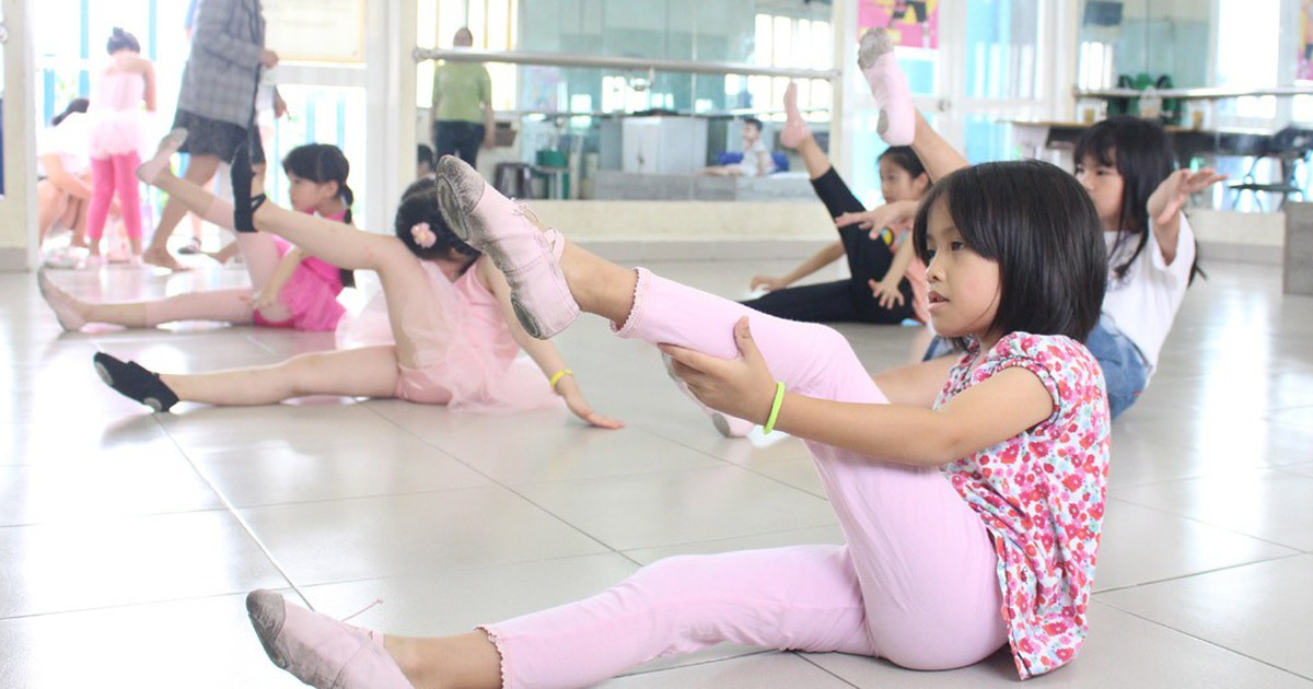 Cuối tuần trẻ đi học 'sửa dáng, uốn thân'