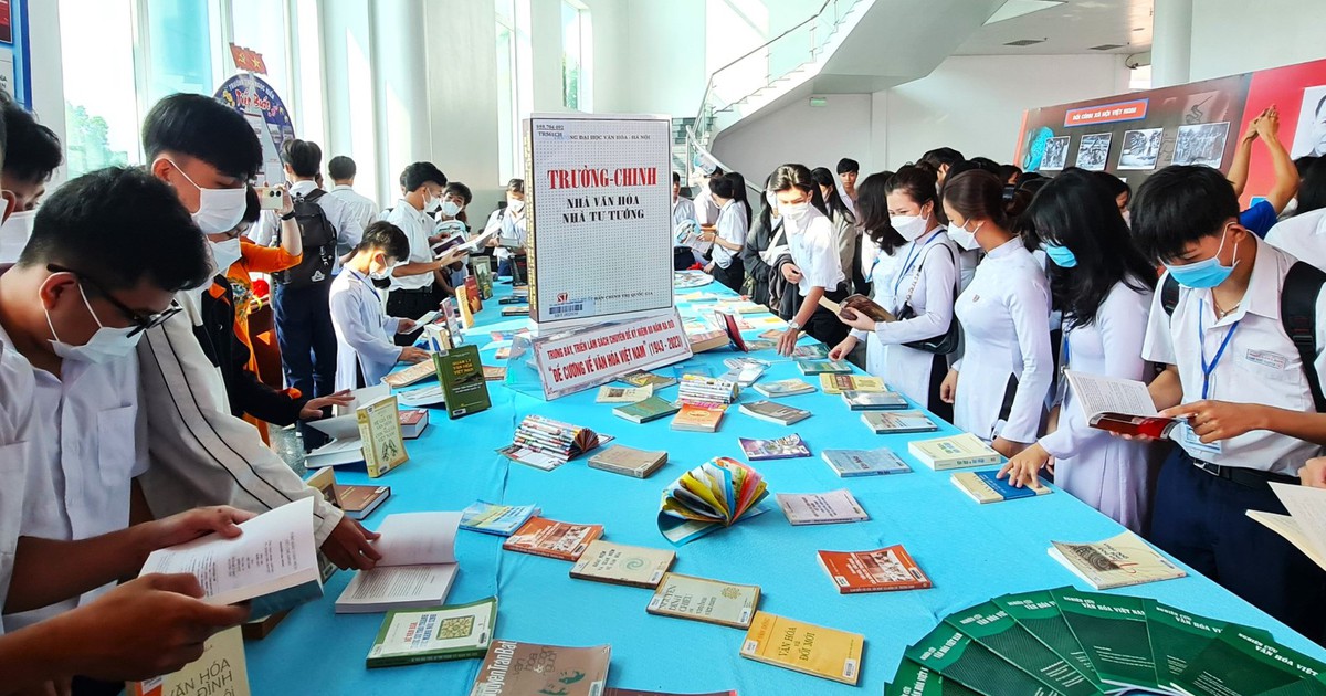 Cà Mau: Triển lãm sách 80 năm ra đời 'Đề cương văn hóa Việt Nam'