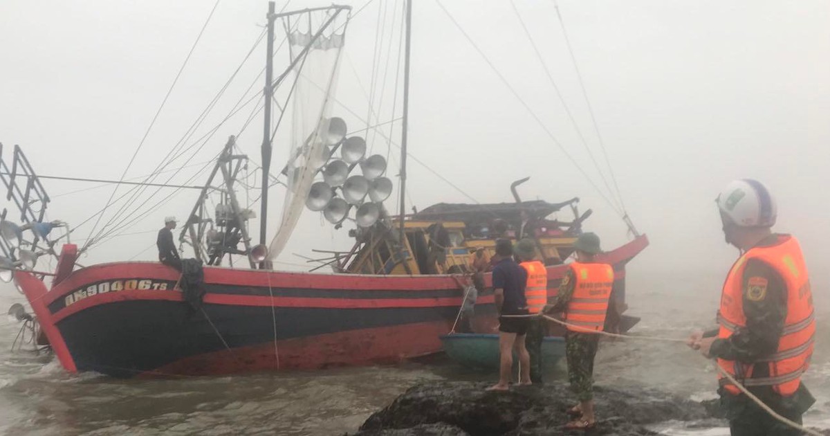 Quảng Trị: Kịp thời cứu hộ tàu cá cùng 10 thuyền viên gặp nạn trên biển