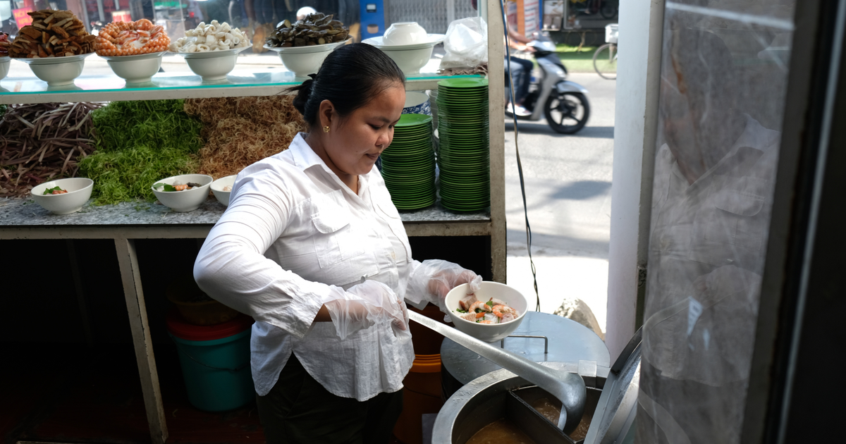Bún mắm heo quay Khmer ăn kèm 10 loại rau sống ngon như thế nào?