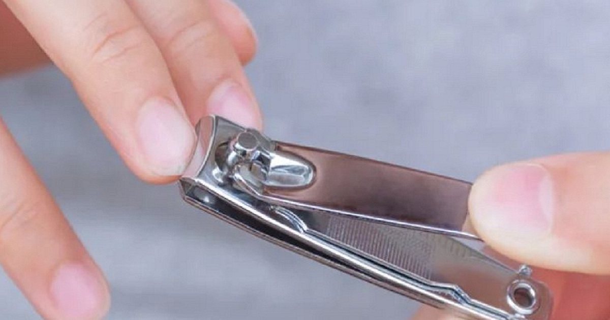 Cha mẹ chủ quan, bé trai 8 tháng tuổi nuốt kềm cắt móng tay