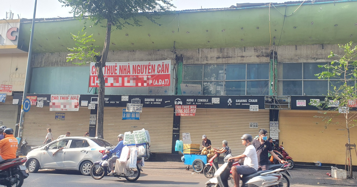 Bất động sản 'đứng im', dân môi giới đất chạy xe ôm chờ... thời