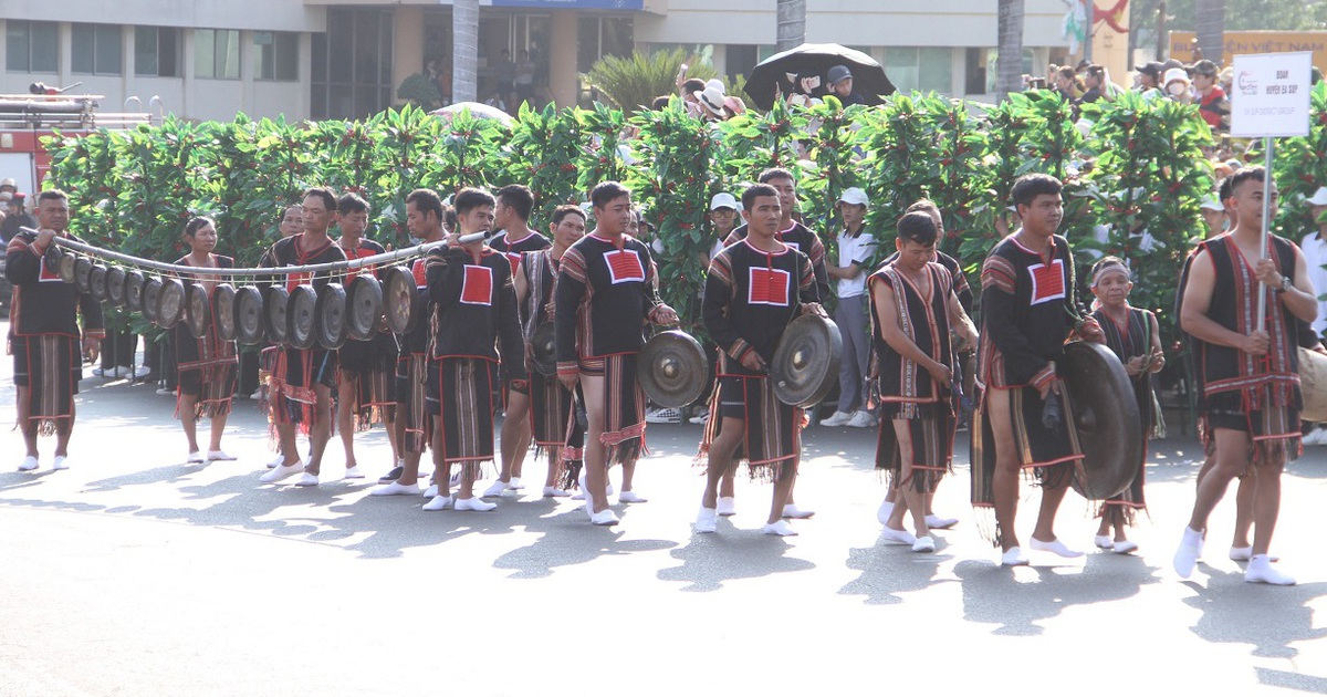 Hoa hậu H’Hen Niê song ca cùng chàng 'Đam San' trong lễ hội đường phố