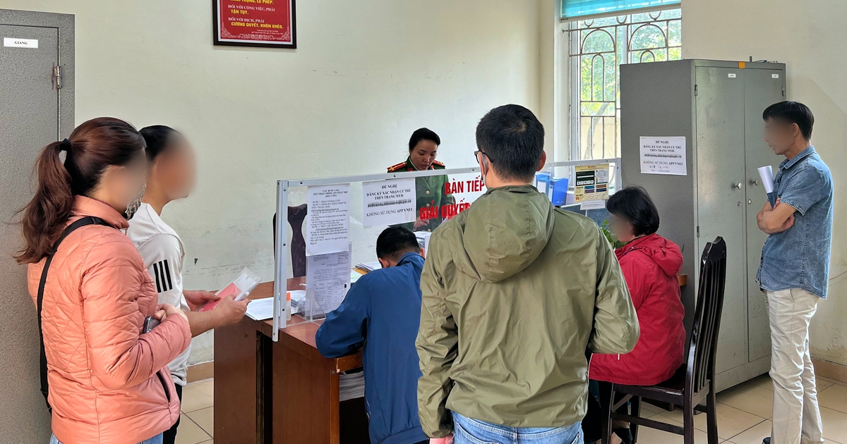 Phụ huynh Hà Nội 'mướt mồ hôi' xin giấy cư trú cho con chuyển cấp