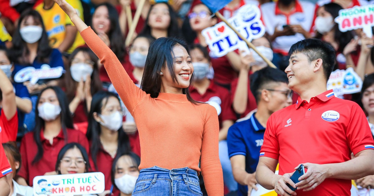 Hoa khôi cổ vũ bóng đá, thu hút mọi ánh nhìn