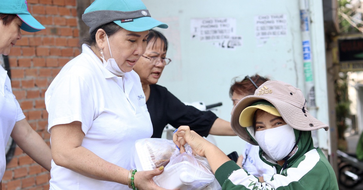 Nhóm thiện nguyện gần 10 năm phát cơm miễn phí để nhận lại... nụ cười