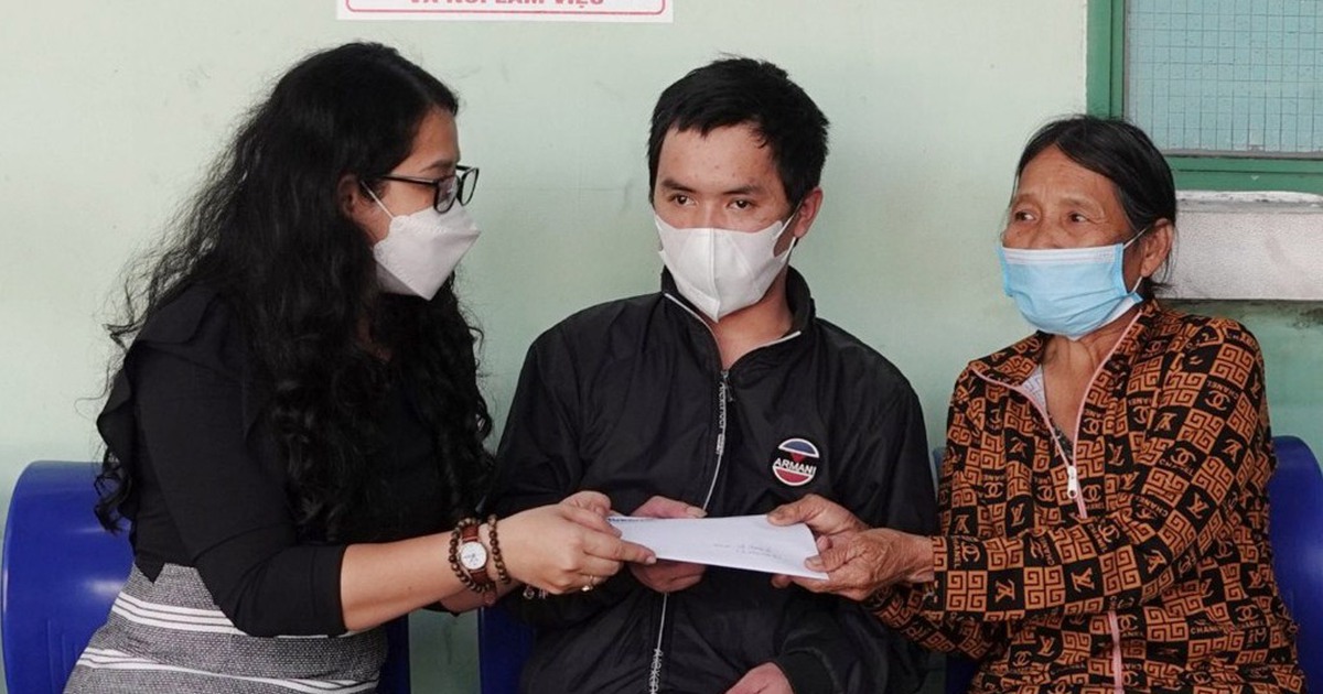 Trao tiền bạn đọc hỗ trợ công nhân bị tai nạn lao động