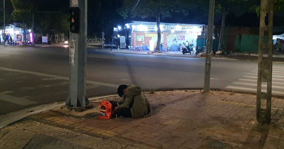 Bị xử phạt nồng độ cồn, người đàn ông thản nhiên ra ngã tư ngồi…ngủ