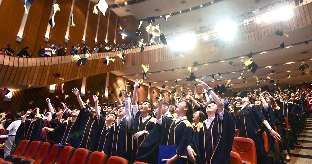 Trường ĐH có nên thuê nhà hát vài trăm triệu đồng để tổ chức lễ tốt nghiệp?