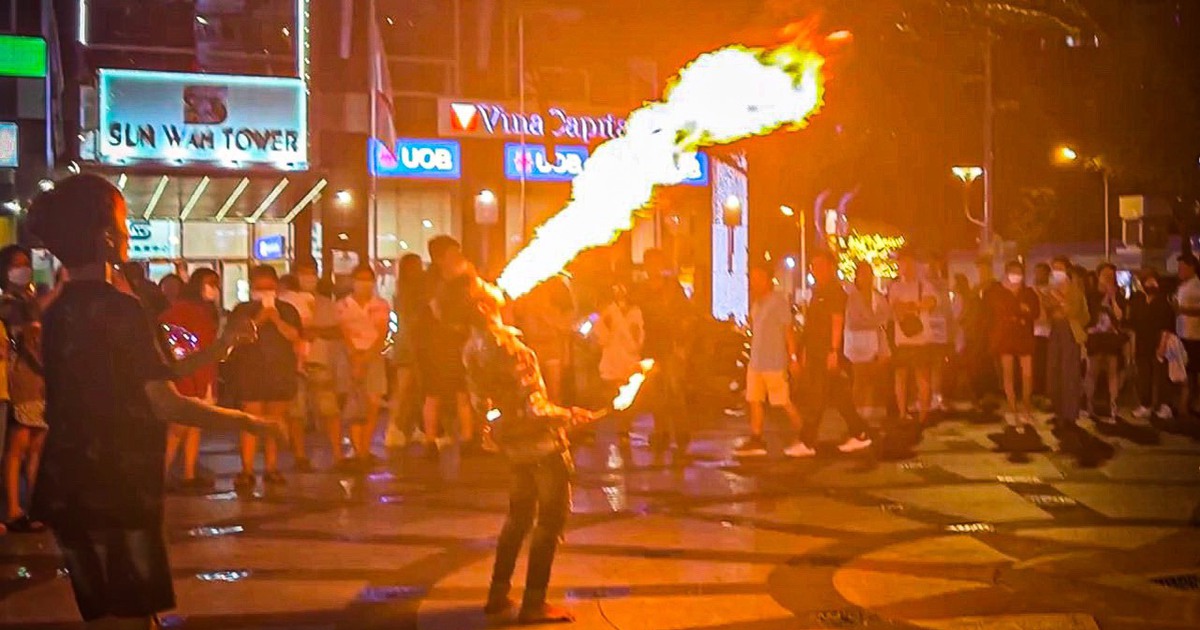 Hàng rong, phun lửa... gây bát nháo ở phố đi bộ Nguyễn Huệ trung tâm TP.HCM