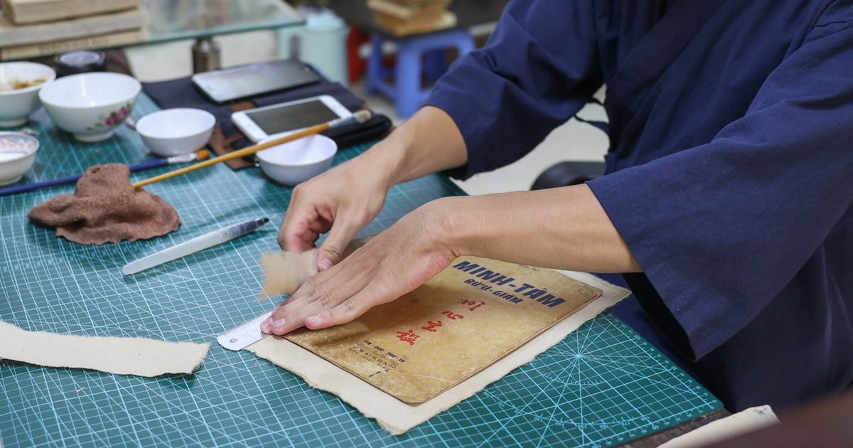 Độc, lạ nghề của của gen Z: Làm ‘bác sĩ’ cho sách cũ