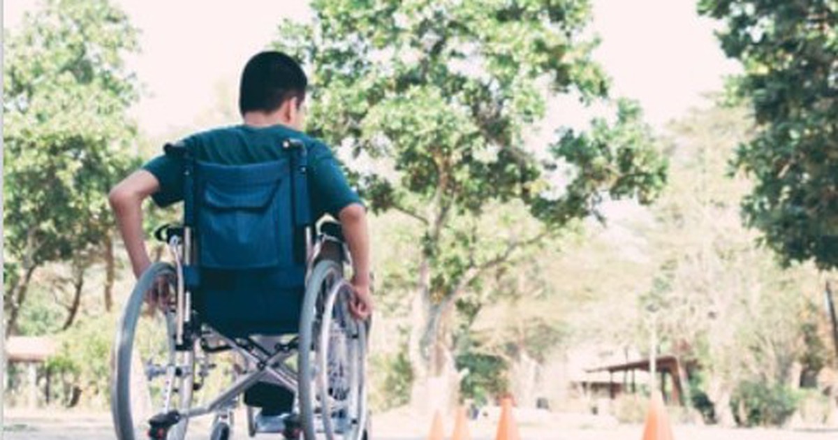 Học sinh 13 tuổi đột quỵ, liệt vĩnh viễn do bị ép hút thuốc lá điện tử