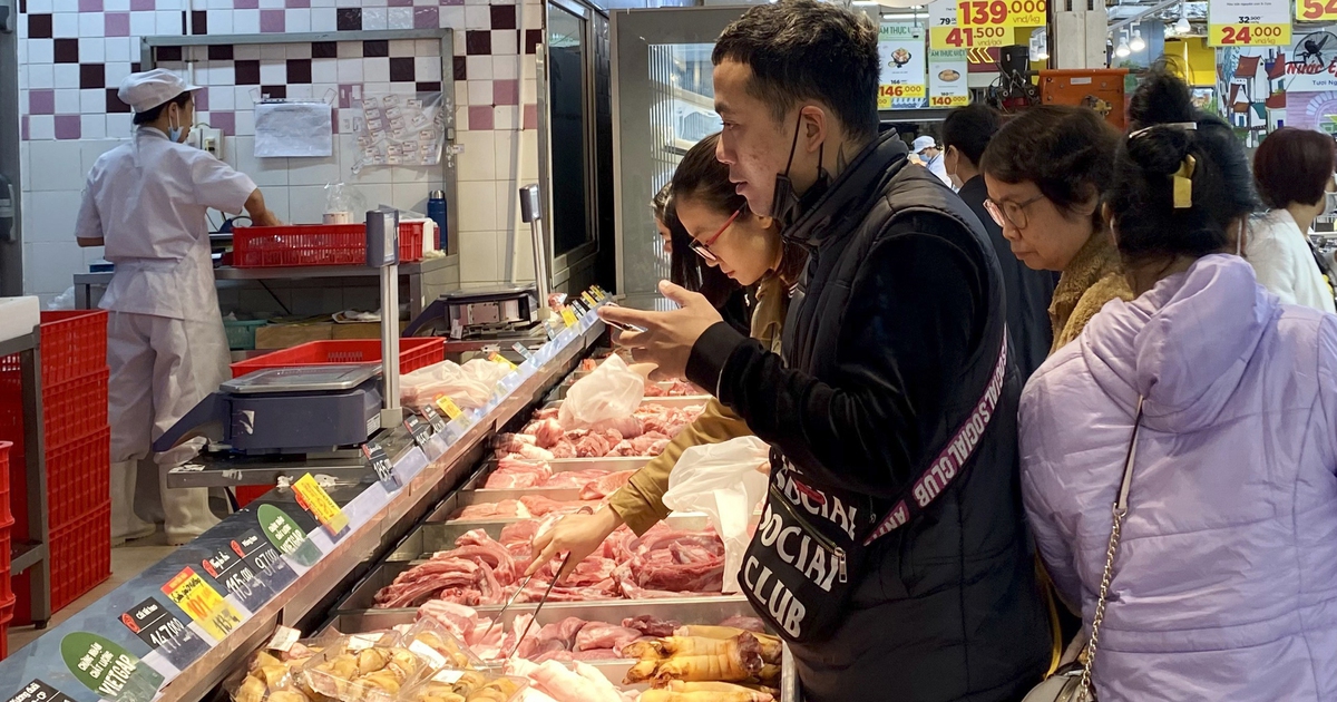 Giá thịt lợn neo cao bất chấp giá lợn hơi lao dốc