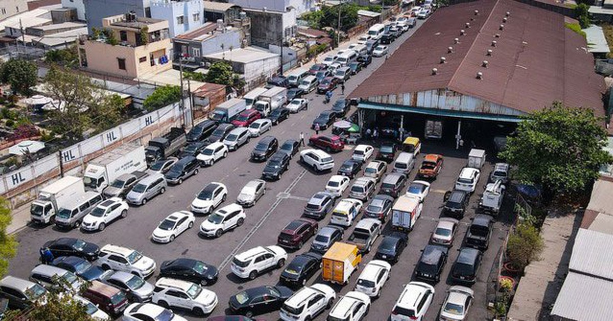 Ùn tắc đăng kiểm đến bao giờ ?