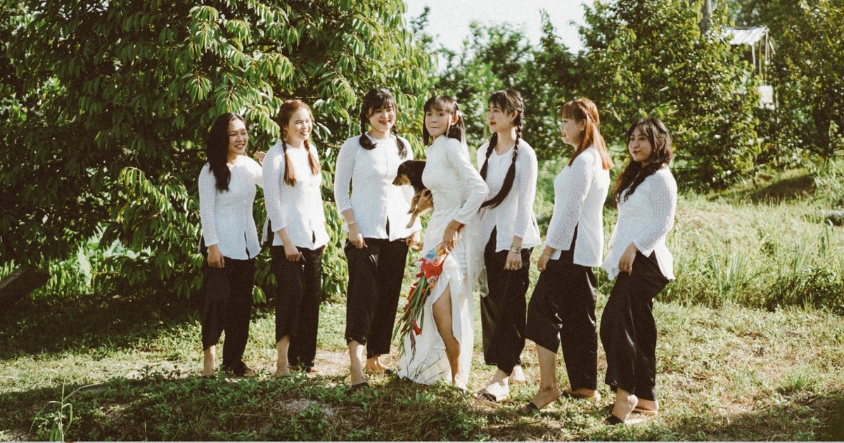 Cặp vợ chồng làm lễ cưới theo phong cách miền Tây thập niên 60 chân chất