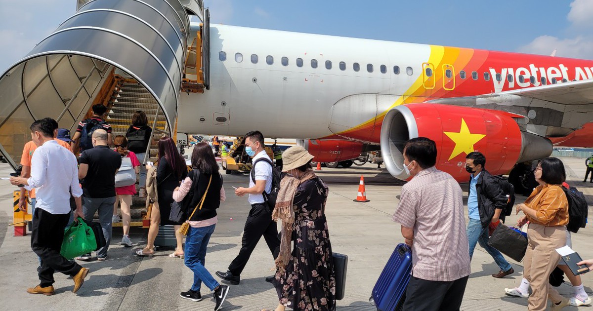 Nhiều chặng bay nội địa lễ 30.4 hết chỗ, Cục Hàng không yêu cầu tăng chuyến