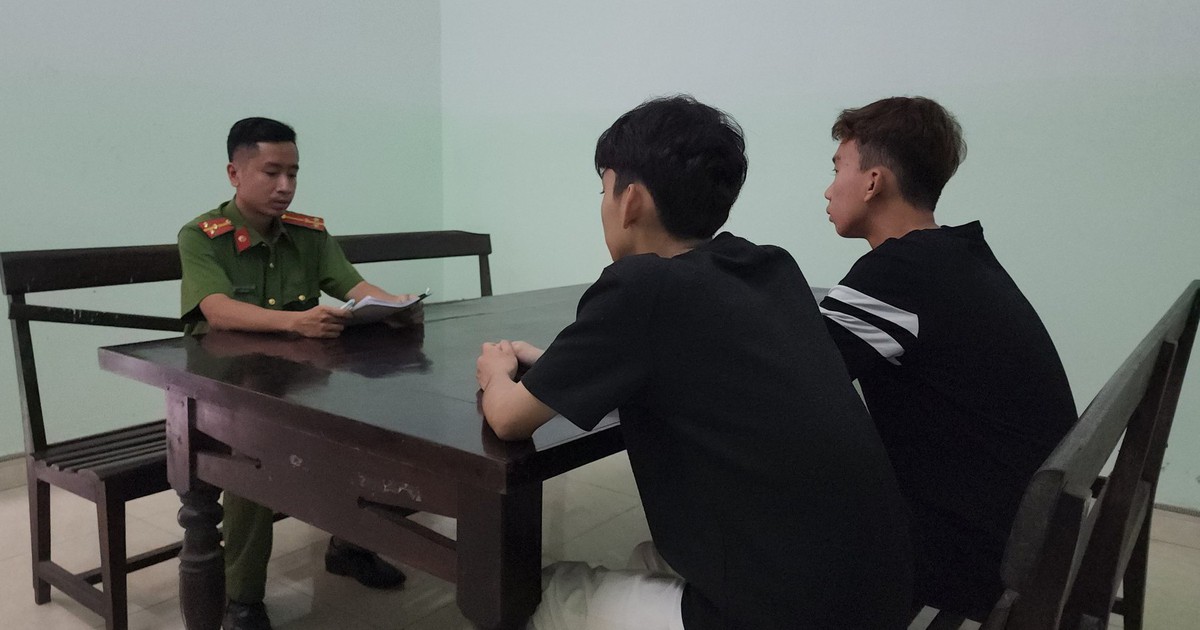 Vờ chụp ảnh thử camera rồi ra tay cướp giật điện thoại