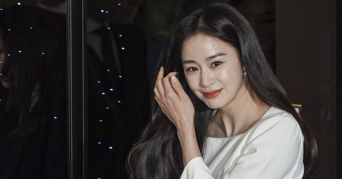 Kim Tae Hee đẹp rạng rỡ ở tuổi 43