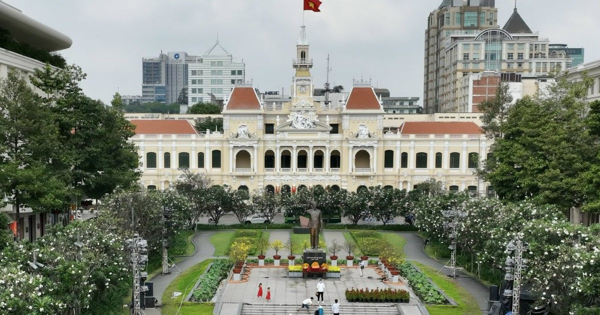 Trụ sở HĐND & UBND TP.HCM đón người dân, du khách tham quan dịp lễ 30.4