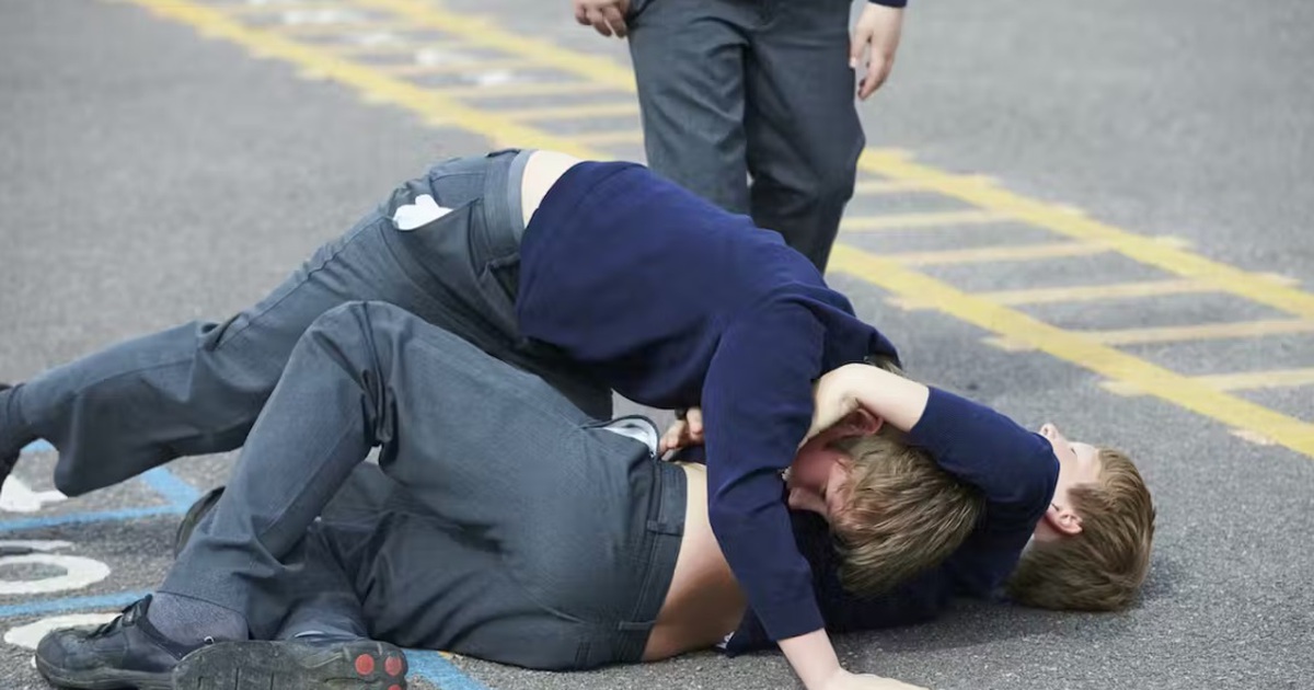 Phụ huynh có nên dạy con đánh trả khi bị bắt nạt ở trường?