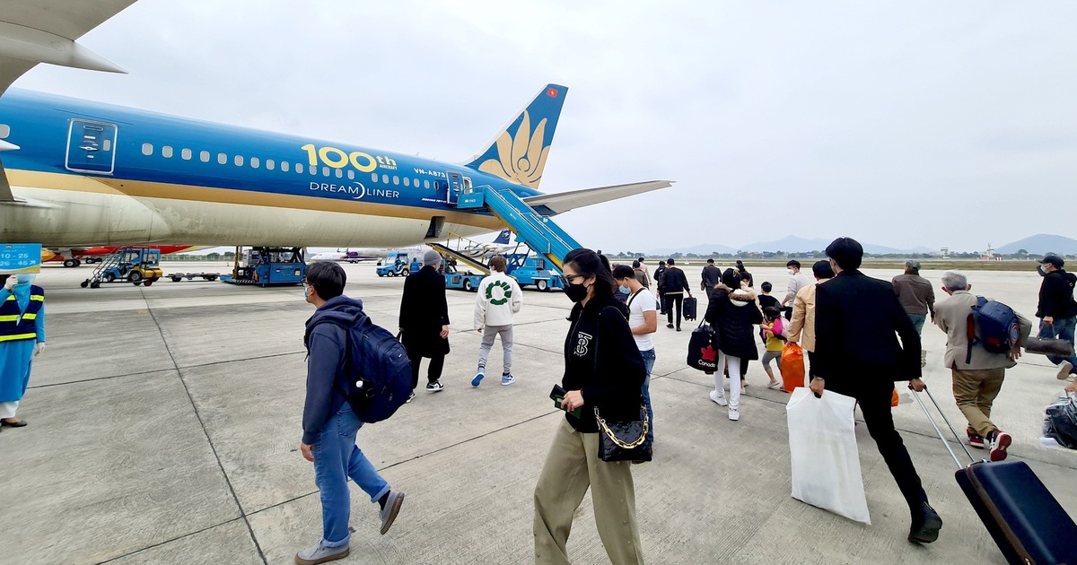 Du lịch phập phồng ngó hàng không