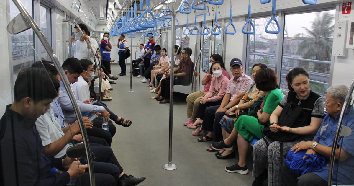 Người dân TP.HCM thích thú trải nghiệm metro số 1, chạy 20 phút từ Dĩ An đến Thảo Điền