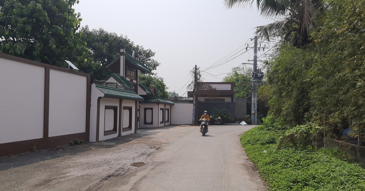 Tìm người thân của bé gái sơ sinh bị bỏ rơi trước chùa ở TP.HCM