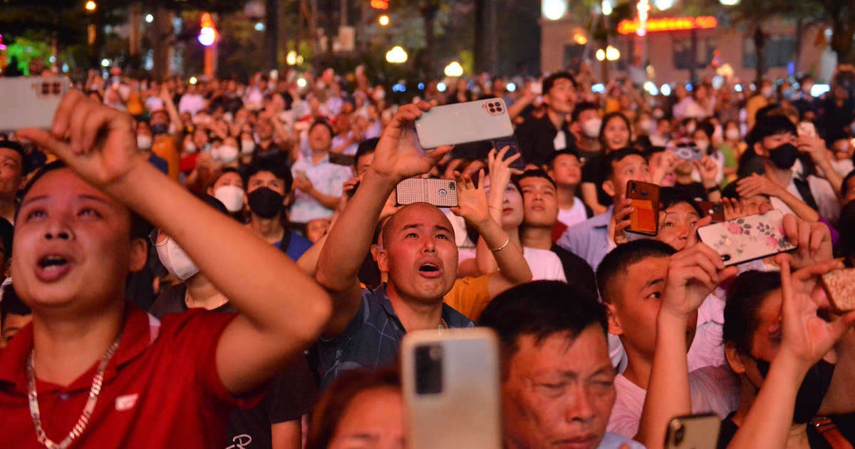 'Biển người' chen chân xem pháo hoa chào mừng lễ hội đền Hùng