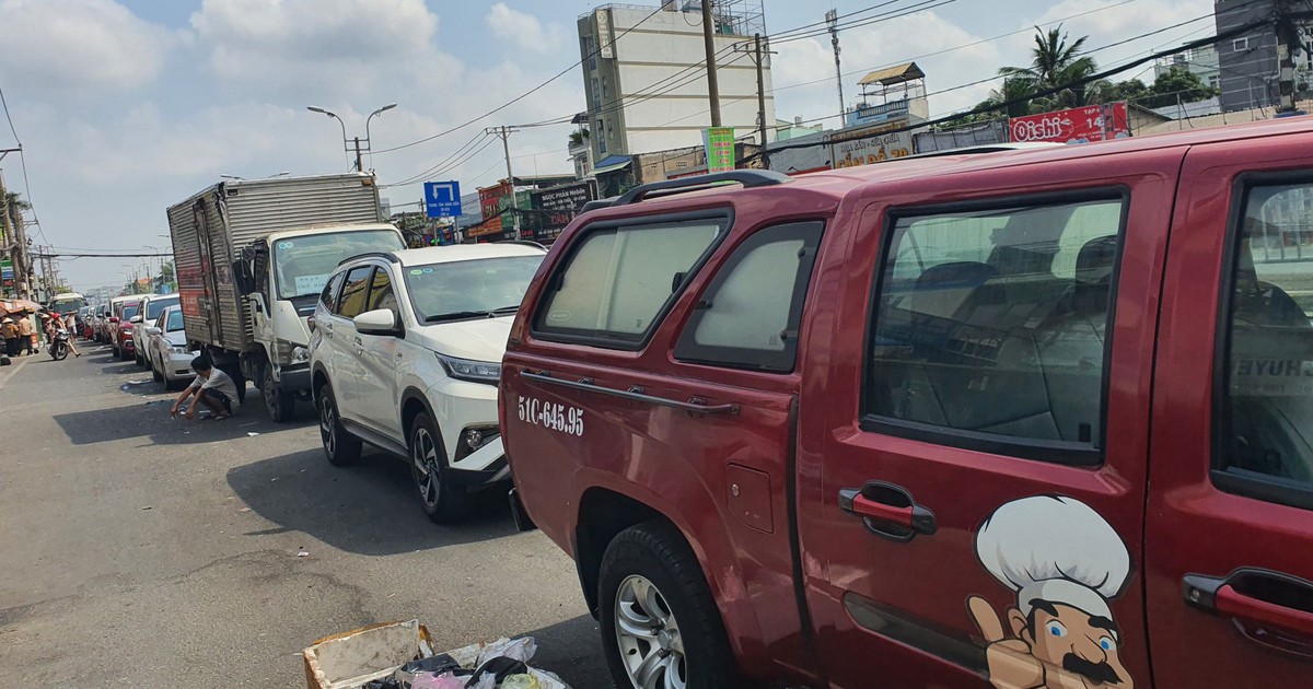 Xe xếp hàng đăng kiểm gây ùn tắc nghiêm trọng tại QL13