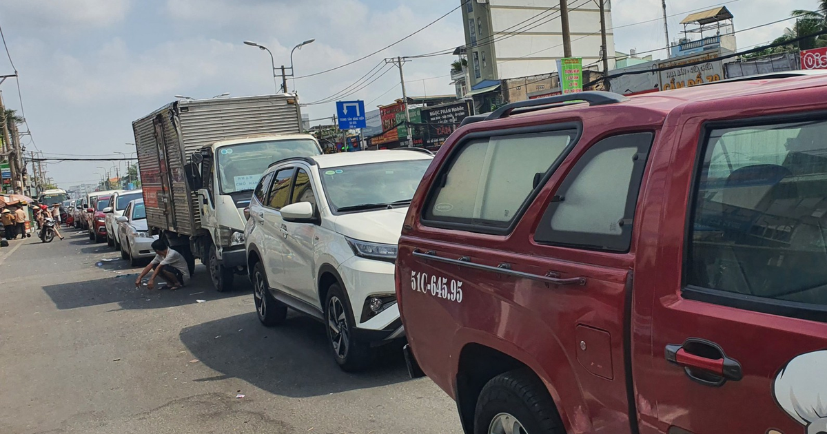 TP.HCM bước vào cao điểm ùn tắc đăng kiểm