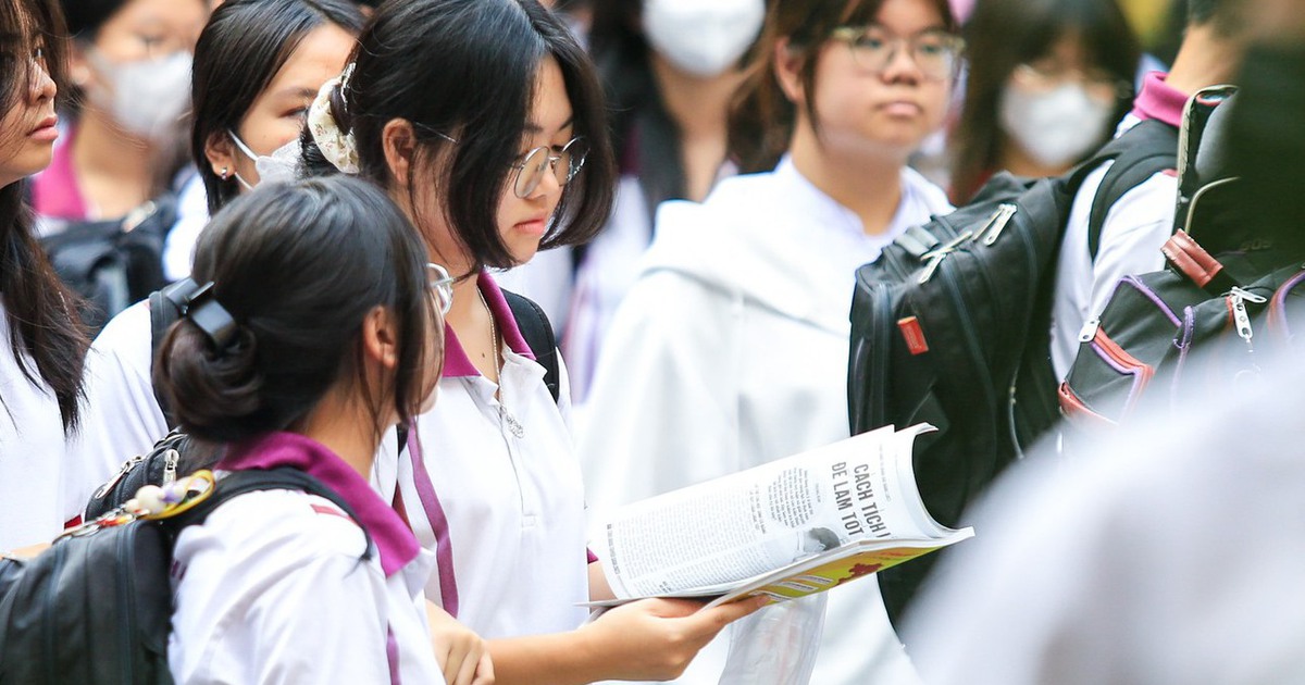 Học sinh nhập viện vì loét dạ dày, thiếu máu: Áp lực thi cử