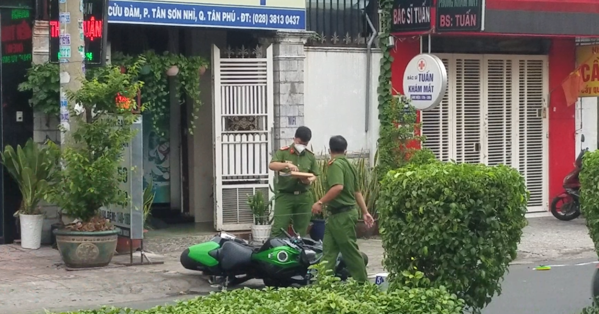 TP.HCM: Nam thanh niên chạy xe phân khối lớn văng lên vỉa hè nguy kịch