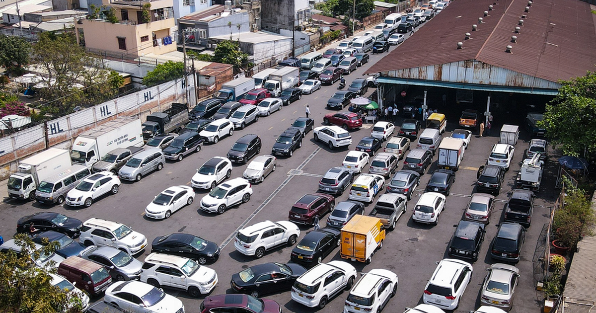 Hàng chục ngàn xe nằm bãi vì ùn tắc đăng kiểm