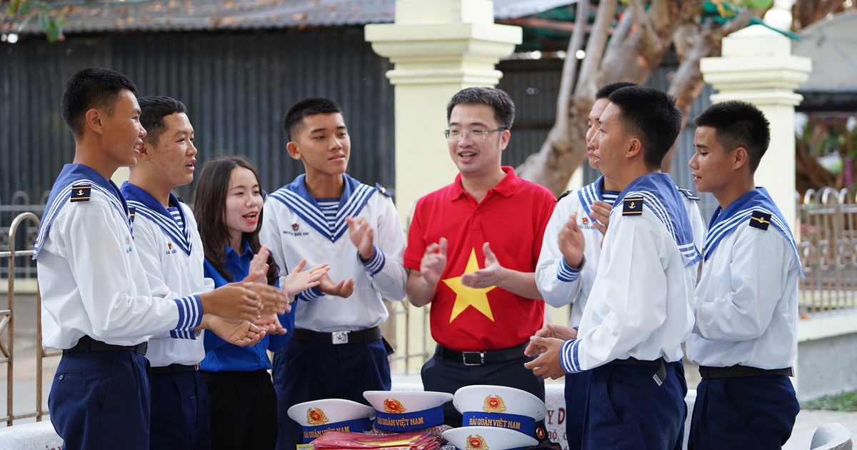 Hành trình 'Tuổi trẻ vì biển, đảo quê hương': Gửi tình yêu thương ra đảo Trường Sa